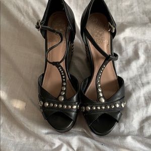 VINCE CAMUTO BLACK STUDDED WEDGES